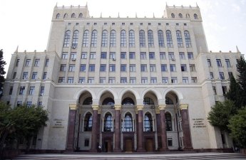 AMEA-da aşan ağac girişi bağladı: İsa Həbibbəyli binaya daxil ola bilmədi - FOTO