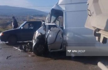 Qubada avtobus yük maşını ilə toqquşdu, ölən var