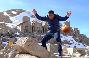 Tanınmış aşıq süni intellektə etiraz edərək sazını parçaladı - VİDEO