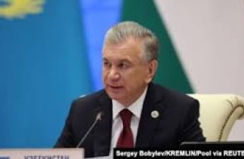 Президент Узбекистана помиловал сотни человек