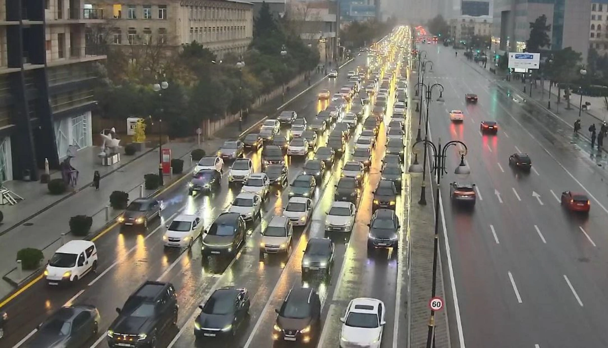 Paytaxtın bu yollarında sıxlıq var - SİYAHI