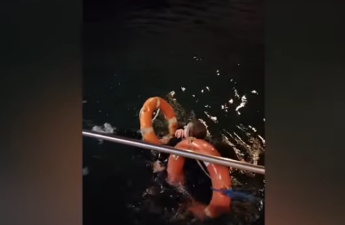 На бакинском бульваре спасен тонущий человек-ВИДЕО