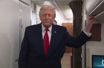 Трамп во время пресс-конференции получил удар дверью туалета