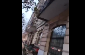 Bakının mərkəzində eyvan uçdu - Xəsarət alan var - VİDEO