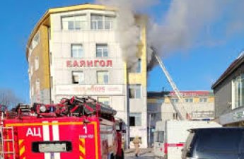 В Улан-Удэ пять человек отравились угарным газом из-за пожара в ТЦ