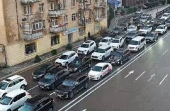 В Баку на ряде улиц и проспектов затруднено движение транспорта