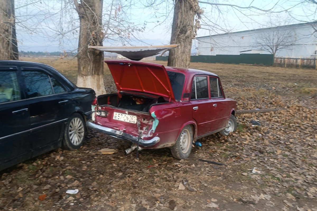 Tovuzda idarəetmədən çıxan VAZ yol kənarındakı dörd maşını əzdi - Xəsarət alan var