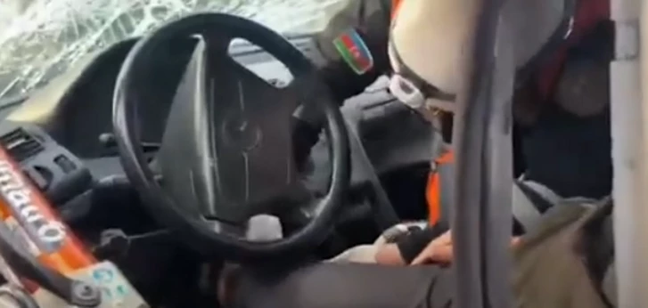 Серьезное ДТП в Хазарском районе Баку: спасатели вызволили зажатого в Mercedes водителя