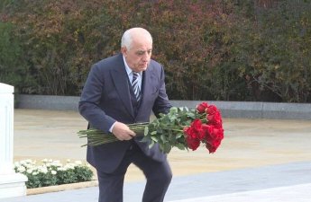Əli Əsədov Heydər Əliyevin məzarını ziyarət etdi