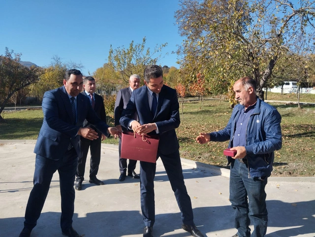 Прибывшим в села Баллыджа и Бадара жителям вручены ключи от квартир