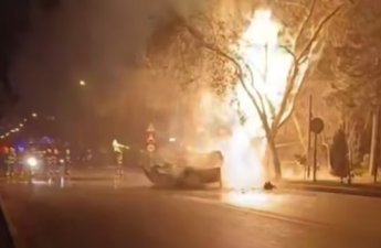 Bakıda qəzaya uğrayan avtomobil qaz borusuna çırpıldı - VİDEO