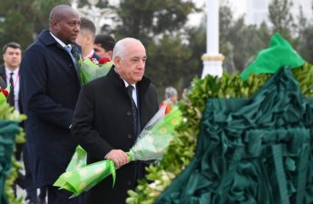 Əli Əsədov Aşqabadda Neytrallıq Abidəsini ziyarət etdi - FOTO