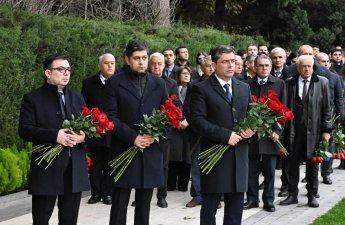 MEDİA-nın kollektivi Heydər Əliyevin məzarını ziyarət etdi - FOTOLAR