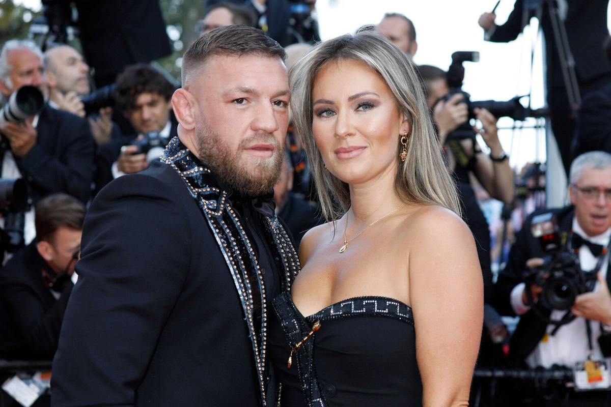 Konor Makqreqor dörd uşağının anası ilə kilsədə evlənəcək