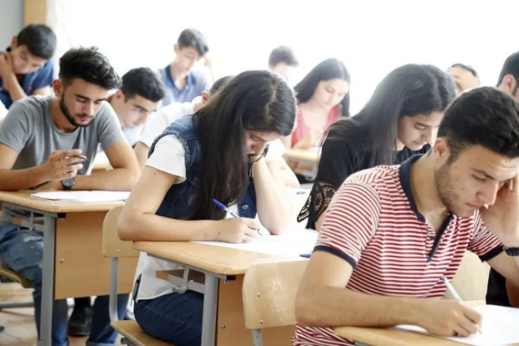 Abituriyentlərin üzərinə gizli kamera qoyurmuş: Tanınmış təhsil ekspertinə İTTİHAM irəli sürüldü