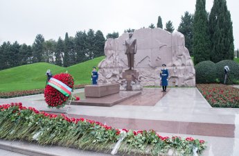 ADSEA kollektivi Fəxri xiyabanda Heydər Əliyevin xatirəsini andı - FOTO