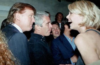 Демократы опубликовали снимки Трампа из архива Эпштейна