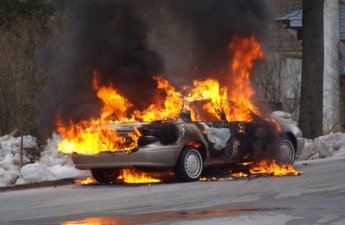 Göygöldə minik maşını yanıb