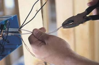 Abşeronda “Azərişıq”ın işçisi cərəyan vurması nəticəsində ölüb