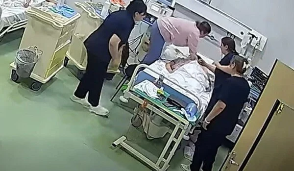 Ürəyi dayanan qadın 45 dəqiqə sonra həyata qaytarıldı - VİDEO