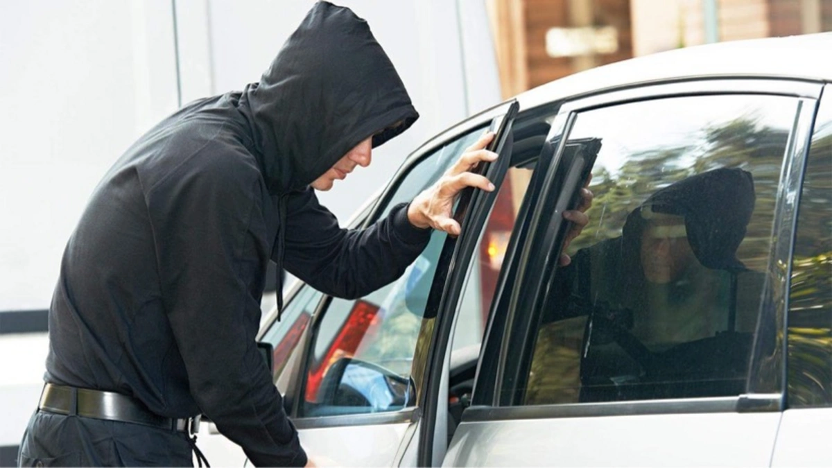 Задержан мужчина, совершивший кражу из автомобиля Hyundai с открытой дверью