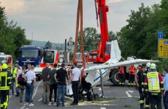 Самолет совершил аварийную посадку на оживленной улице в Германии, есть раненые