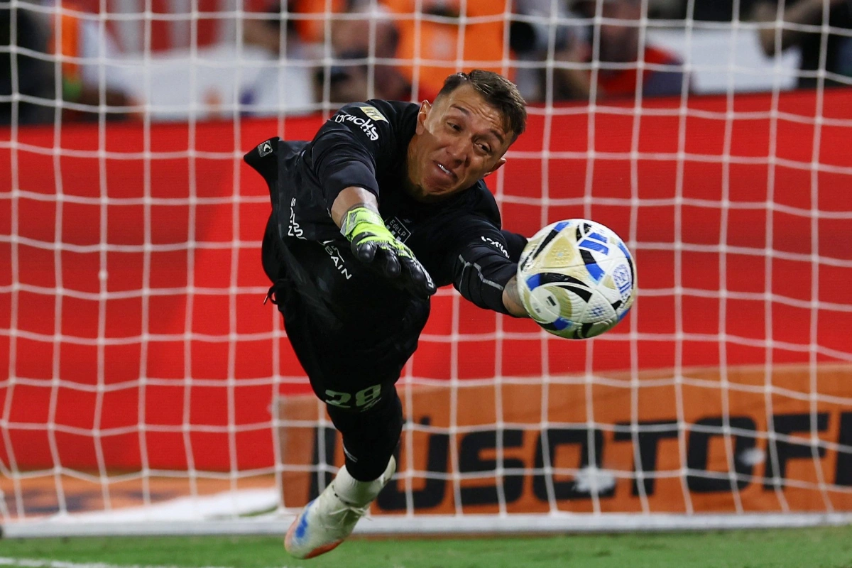 Muslera iki penaltini dəf edərək komandasını çempion etdi