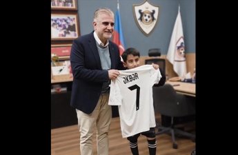 VİP-də yer ayrılsa da, azarkeşlərlə birgə izlədi