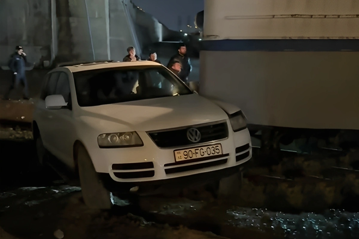 В поселке Говсан тепловоз столкнулся с легковым автомобилем