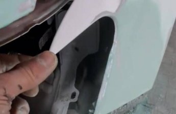 Çin maşınını təmir edən dəmirçi dəhşətə gəldi - Bir barmaqla əyilir - VİDEO