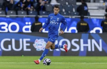 Məşhur futbolçu onu çəkən azarkeşə hücum etdi - VİDEO