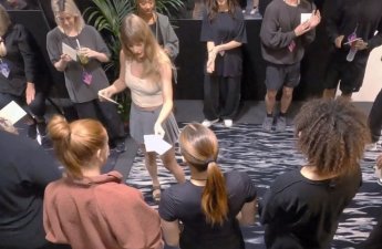 Komandasının hər üzvünə 100 min dollar bonus payladı - VİDEO