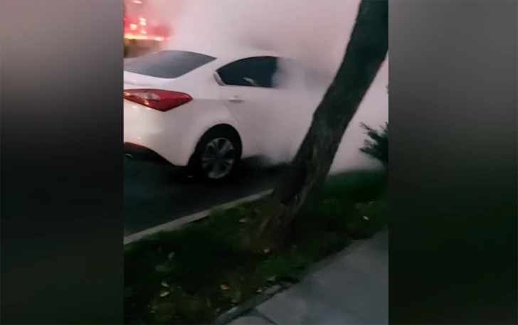 Пожар в автомобиле в центре Баку оперативно ликвидирован-ВИДЕО