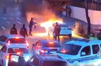 Bakının mərkəzində yanan maşın belə söndürüldü - VİDEO