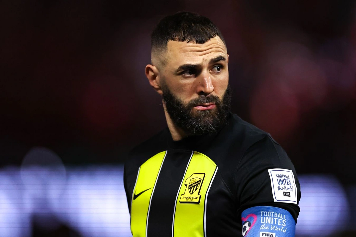 Benzema sevgilisi ilə görüşmək üçün Luvr muzeyini icarəyə götürüb