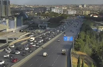 В Баку на ряде улиц и проспектов затруднено движение транспорта