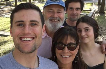 Сыну Роба Райнера предъявлено обвинение в убийстве своих родителей