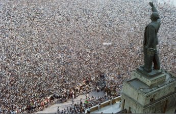 “Mərkəzi Komitənın məsul işçiləri bizi Meydana gətirdi və arxadan tribunaya ötürdü...”-Professor