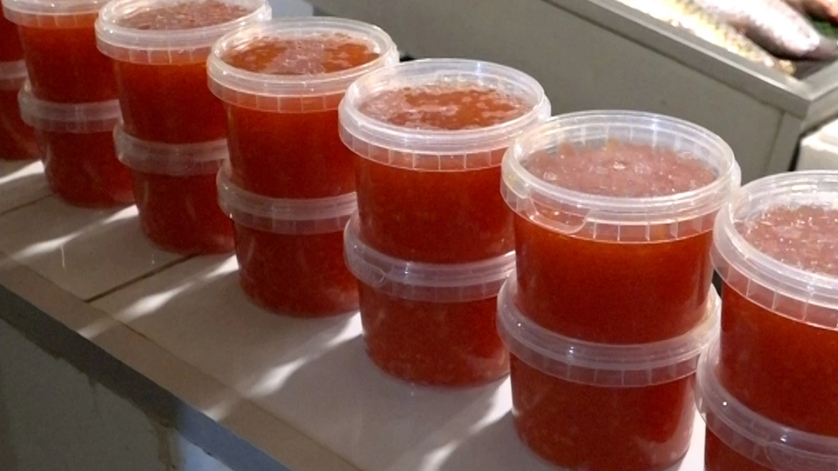 Bakıdakı bazarlardan birində balıq kürüsü satışında ciddi nöqsanlar aşkarlanıb - VİDEO