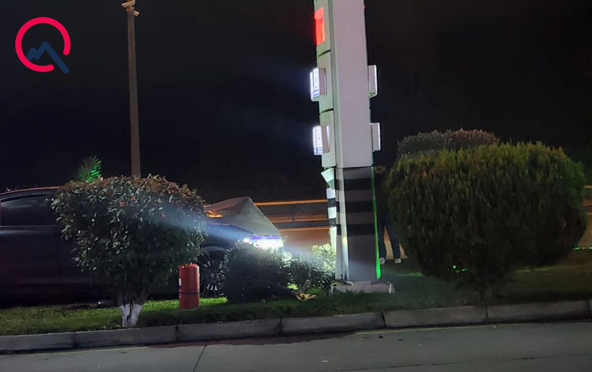 В Баку столкнулись два автомобиля: один врезался в информационный щит АЗС