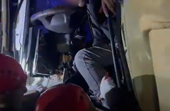 Lökbatanda yük maşını reklam dirəyinə çırpıldı - VİDEO