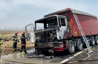 В Локбатане грузовик врезался в рекламный столб - Видео