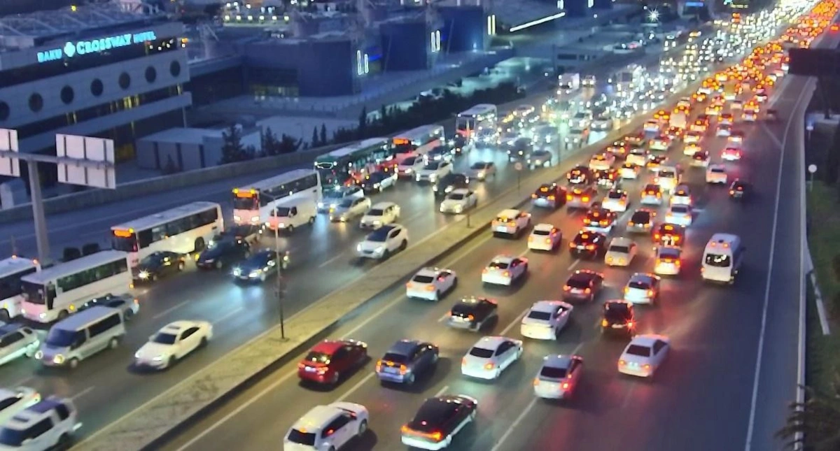 Paytaxtın bəzi küçələrində sıxlıq müşahidə olunur