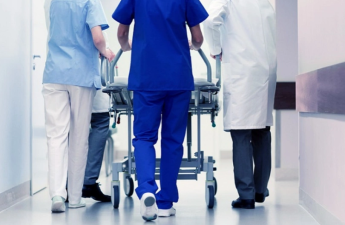 Qaxda avtomobilin vurduğu piyada xəstəxanada ölüb