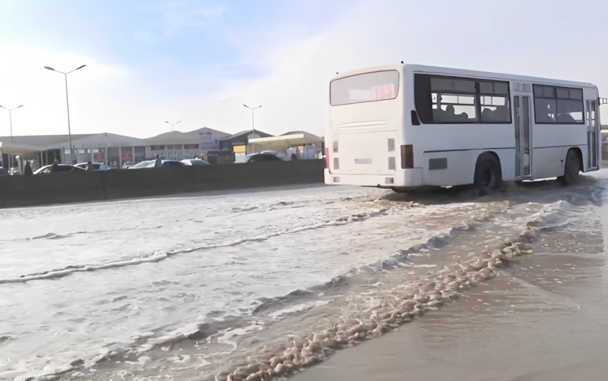 Bakıda ticarət mərkəzinin qarşısında suyun içində yol - VİDEO