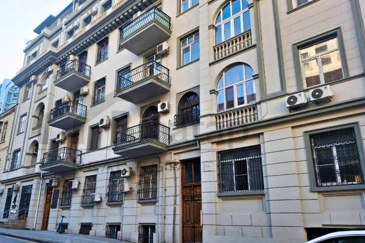 Bakıda yaşayış binasının daxili fasad hissəsində özbaşına artırma işlərinin qarşısı alınıb - FOTO