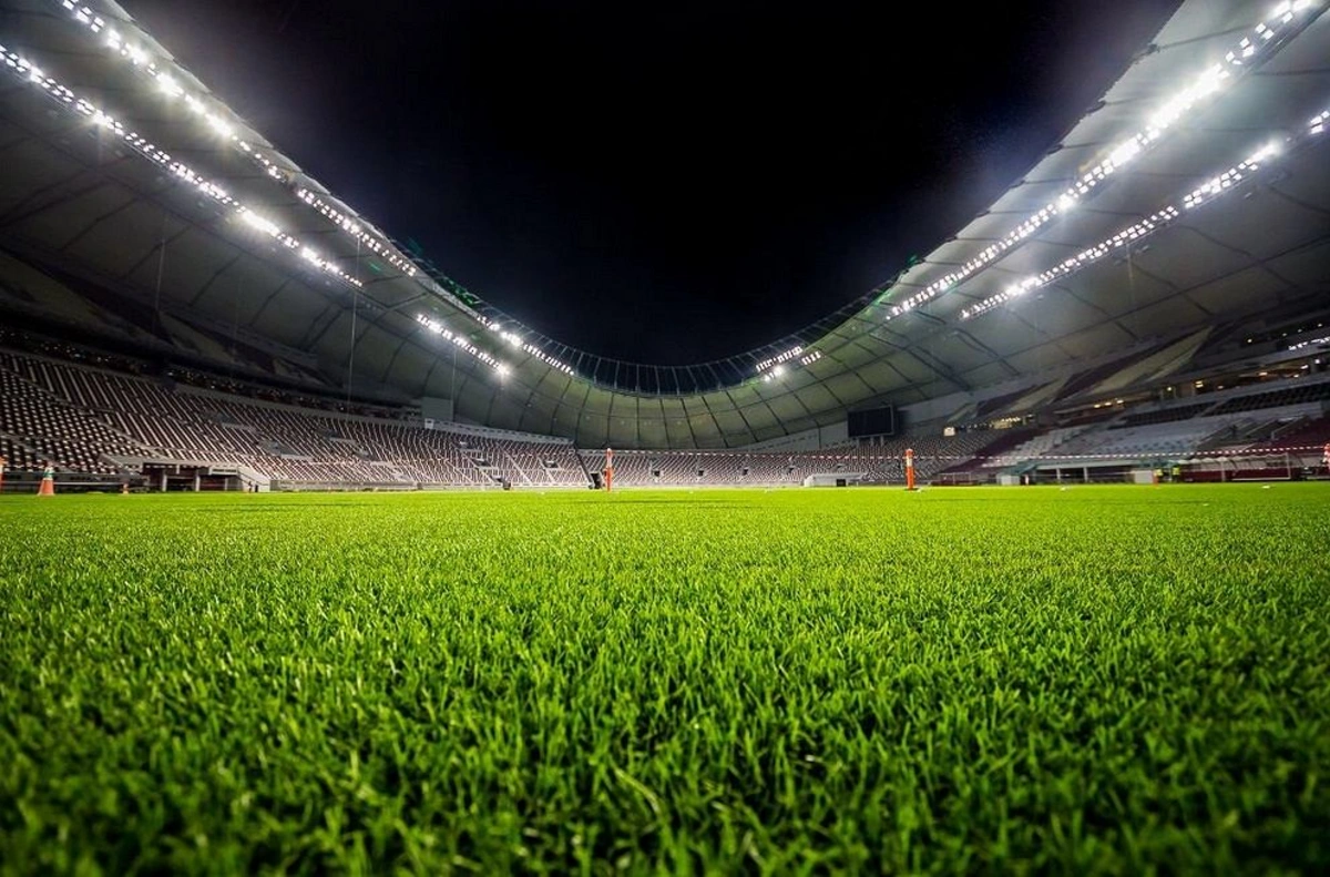 Azərbaycanda azarkeşlər meydana daxil olaraq FUTBOLÇULARI DÖYDÜLƏR