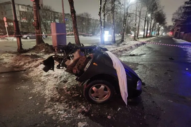 Dəhşətli qəzada maşın ikiyə bölündü, ölənlər var