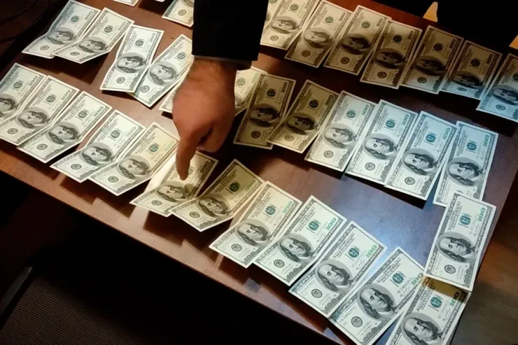 Bakıda usta evdən külli miqdarda dollar oğurlayıb yerinə saxtalarını qoydu