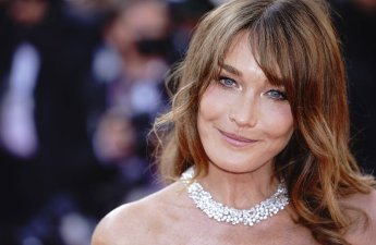 Карла Бруни поделилась опытом борьбы с раком груди